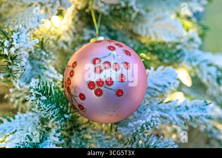 Dekorative rosa Kugel auf einem Weihnachtsbaum. Neujahr und Weihnachten Stockfoto