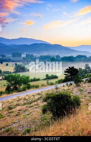 Idyllische Landschaft der Provence bei Sonnenaufgang mit Bergen, Feldern und Morgennebel in ruhiger Stimmung - La Palud-sur-Verdon, Frankreich, Europa 2025 Stockfoto