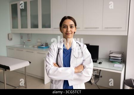 Positiv zuversichtliche junge Ärztin aus dem Nahen Osten im Labormantel Stockfoto