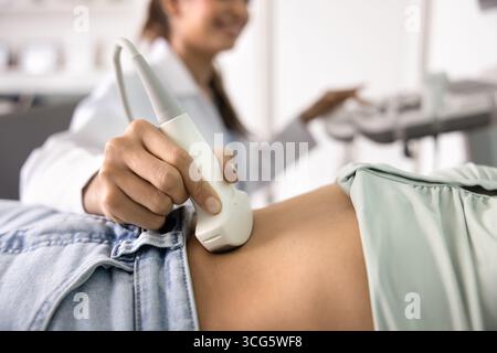 Hand des sonographischen diagnostizierenden Arztes, der den Patienten untersucht Stockfoto