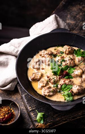 Fleischbällchen in Sauerrahmsauce in einer Pfanne Stockfoto