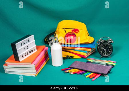 Rucksack, Bücher und Schulutensilien bereit für die Schule Stockfoto