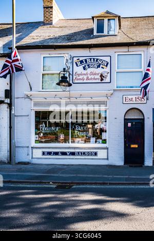 Englands ältester Family Butcher Shop, gegründet 1515, in Bridport, Dorset. Stockfoto
