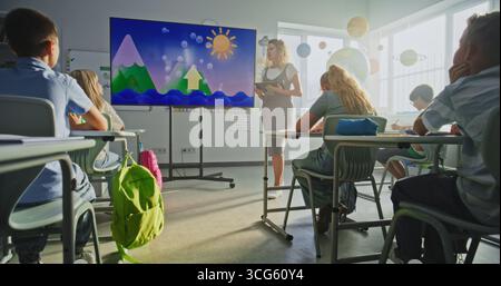 Grundschüler Studieren Grundlegende Informationen Über Wetterfaktoren. Lehrerin mit Tablet-Computer erklärt Kindern im Geografie-Unterricht mit digitalem Bildschirm Wasserzyklen. Dolly Shot. Stockfoto