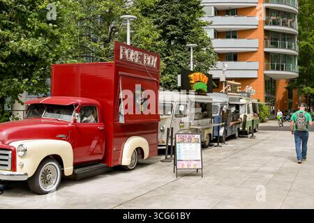 London, England, Großbritannien - 4. Juli 2025: Reihe von Street Food Trucks in Paddington im Zentrum von London. Stockfoto