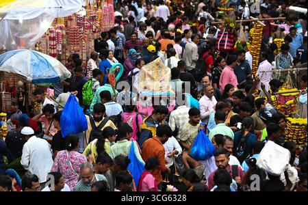 MUMBAI, INDIEN - 26. AUGUST: Am 26. AUGUST 2025 wird auf dem Dadar West Market eine riesige Menschenmenge zum Einkaufen des Ganeshotsav Festivals in Mumbai, Indien, beobachtet. Gläubige begrüßen Lord Ganesha seit dem Wochenende in ihren Häusern und Pandalen. 2025 wurde der 11-tägige Ganeshotsav vom 27. August bis 6. September gefeiert. (Foto: Raju Shinde/Hindustan Times/SIPA USA) Credit: SIPA USA/Alamy Live News Stockfoto