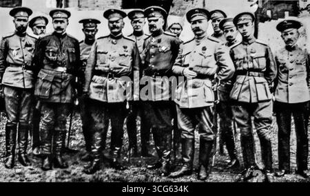 Archivfoto aus L’Illustration, Juni 1916, zeigt General Goubatoff mit Stabsoffiziern und Mitgliedern des Russischen Roten Kreuzes im Kaukasus. Das Gruppenporträt, das nach russischen Vorstößen in Armenien aufgenommen wurde, veranschaulicht die Koordination zwischen militärischer Führung und humanitären Organisationen während des Ersten Weltkriegs und unterstreicht die Bedeutung des Roten Kreuzes an der Ostfront. Stockfoto
