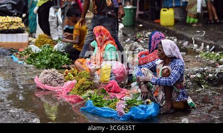 MUMBAI, INDIEN - 26. AUGUST: Frauen verkaufen Beeren und Blumen auf dem Dadar West Market für das Ganeshotsav Festival Shopping am 26. August 2025 in Mumbai, Indien. Gläubige begrüßen Lord Ganesha seit dem Wochenende in ihren Häusern und Pandalen. 2025 wurde der 11-tägige Ganeshotsav vom 27. August bis 6. September gefeiert. (Foto: Raju Shinde/Hindustan Times/SIPA USA) Credit: SIPA USA/Alamy Live News Stockfoto