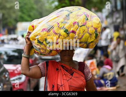 MUMBAI, INDIEN - 26. AUGUST: Blumenhändler auf dem Dadar West Market für das Ganeshotsav Festival Shopping am 26. August 2025 in Mumbai, Indien. Gläubige begrüßen Lord Ganesha seit dem Wochenende in ihren Häusern und Pandalen. 2025 wurde der 11-tägige Ganeshotsav vom 27. August bis 6. September gefeiert. (Foto: Raju Shinde/Hindustan Times/SIPA USA) Credit: SIPA USA/Alamy Live News Stockfoto