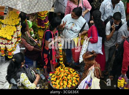 MUMBAI, INDIEN - 26. AUGUST: Am 26. AUGUST 2025 wird auf dem Dadar West Market eine riesige Menschenmenge zum Einkaufen des Ganeshotsav Festivals in Mumbai, Indien, beobachtet. Gläubige begrüßen Lord Ganesha seit dem Wochenende in ihren Häusern und Pandalen. 2025 wurde der 11-tägige Ganeshotsav vom 27. August bis 6. September gefeiert. (Foto: Raju Shinde/Hindustan Times/SIPA USA) Credit: SIPA USA/Alamy Live News Stockfoto
