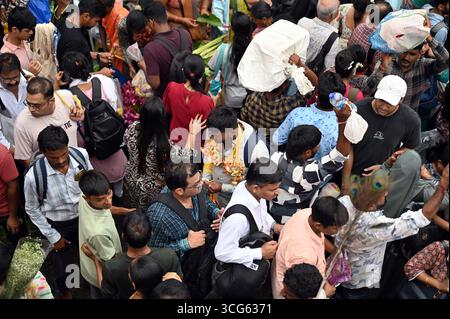 MUMBAI, INDIEN - 26. AUGUST: Am 26. AUGUST 2025 wird auf dem Dadar West Market eine riesige Menschenmenge zum Einkaufen des Ganeshotsav Festivals in Mumbai, Indien, beobachtet. Gläubige begrüßen Lord Ganesha seit dem Wochenende in ihren Häusern und Pandalen. 2025 wurde der 11-tägige Ganeshotsav vom 27. August bis 6. September gefeiert. (Foto: Raju Shinde/Hindustan Times/SIPA USA) Credit: SIPA USA/Alamy Live News Stockfoto