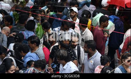 MUMBAI, INDIEN - 26. AUGUST: Am 26. AUGUST 2025 wird auf dem Dadar West Market eine riesige Menschenmenge zum Einkaufen des Ganeshotsav Festivals in Mumbai, Indien, beobachtet. Gläubige begrüßen Lord Ganesha seit dem Wochenende in ihren Häusern und Pandalen. 2025 wurde der 11-tägige Ganeshotsav vom 27. August bis 6. September gefeiert. (Foto: Raju Shinde/Hindustan Times/SIPA USA) Credit: SIPA USA/Alamy Live News Stockfoto