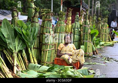 MUMBAI, INDIEN - 26. AUGUST: Bananenläuferverkäufer auf dem Dadar West Market für das Ganeshotsav Festival am 26. August 2025 in Mumbai, Indien. Gläubige begrüßen Lord Ganesha seit dem Wochenende in ihren Häusern und Pandalen. 2025 wurde der 11-tägige Ganeshotsav vom 27. August bis 6. September gefeiert. (Foto: Raju Shinde/Hindustan Times/SIPA USA) Credit: SIPA USA/Alamy Live News Stockfoto