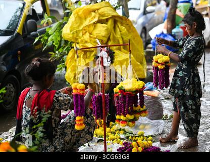 MUMBAI, INDIEN - 26. AUGUST: Blumenhändler auf dem Dadar West Market für das Ganeshotsav Festival am 26. August 2025 in Mumbai, Indien. Gläubige begrüßen Lord Ganesha seit dem Wochenende in ihren Häusern und Pandalen. 2025 wurde der 11-tägige Ganeshotsav vom 27. August bis 6. September gefeiert. (Foto: Raju Shinde/Hindustan Times/SIPA USA) Credit: SIPA USA/Alamy Live News Stockfoto