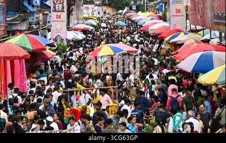 MUMBAI, INDIEN - 26. AUGUST: Am 26. AUGUST 2025 wird auf dem Dadar West Market eine riesige Menschenmenge zum Einkaufen des Ganeshotsav Festivals in Mumbai, Indien, beobachtet. Gläubige begrüßen Lord Ganesha seit dem Wochenende in ihren Häusern und Pandalen. 2025 wurde der 11-tägige Ganeshotsav vom 27. August bis 6. September gefeiert. (Foto: Raju Shinde/Hindustan Times/SIPA USA) Credit: SIPA USA/Alamy Live News Stockfoto