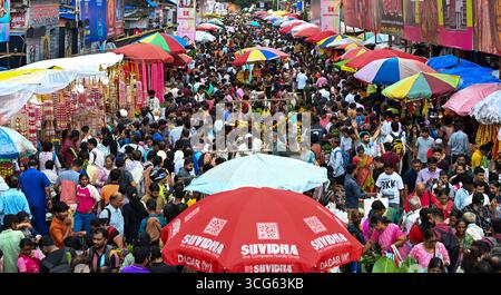 MUMBAI, INDIEN - 26. AUGUST: Am 26. AUGUST 2025 wird auf dem Dadar West Market eine riesige Menschenmenge zum Einkaufen des Ganeshotsav Festivals in Mumbai, Indien, beobachtet. Gläubige begrüßen Lord Ganesha seit dem Wochenende in ihren Häusern und Pandalen. 2025 wurde der 11-tägige Ganeshotsav vom 27. August bis 6. September gefeiert. (Foto: Raju Shinde/Hindustan Times/SIPA USA) Credit: SIPA USA/Alamy Live News Stockfoto
