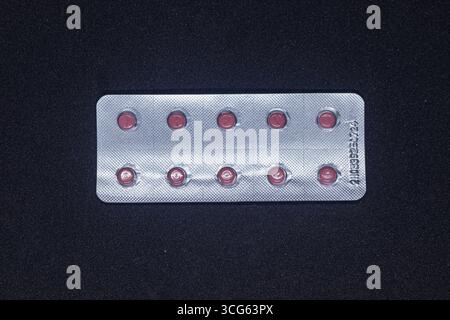 Blister mit bunten Pillen Studio weiß Hintergrund. Stockfoto
