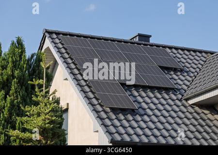 Solarpaneele auf dem modernen Wohndach Stockfoto