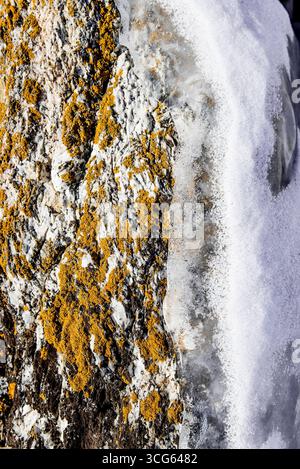 Eiseiser hängen auf der Steinoberfläche der Höhle, gefrorener Wassersee Baikal im Winter Stockfoto