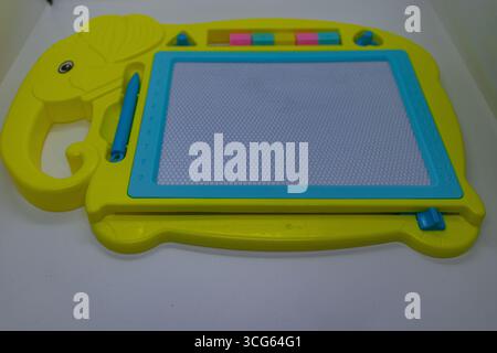 Nahaufnahme eines Lerngeräts für Kinder mit interaktivem Bildschirm und Eingabestift. Bildungstechnologie für frühes Lernen. Stockfoto