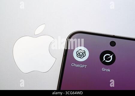 ChatGPT- und Grok-Apps werden auf dem Smartphone neben dem Apple-Logo angezeigt und spiegeln den aktuellen Technologiewettbewerb wider. Stafford, Vereinigtes Königreich, 26. August 2025 Stockfoto