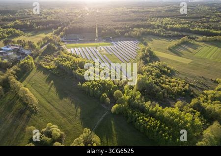 Luftaufnahme einer Solarpaneelfarm in einer ländlichen Landschaft der Gemeinde Lochow, Masowien-Region in Polen Stockfoto