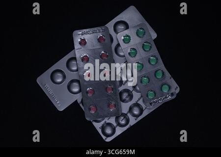 Nahaufnahme einer verschlossenen Arzneimittelblisterpackung mit Tabletten. Pharmazeutisches Verpackungskonzept mit klarem Fokus, medizinisches Thema. Stockfoto