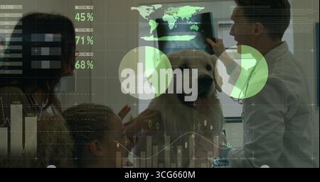 Tierarzt überprüft Röntgenfilm im Untersuchungsraum, Tierbesitzer streicheln Golden Retriever Stockfoto