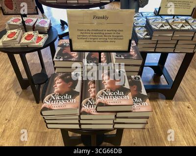 Die ehemalige schottische erste Ministerin Nicola Sturgeon Memoiren, zum Verkauf im örtlichen Buchladen. Stockfoto