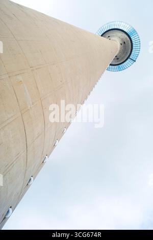 Düsseldorf; Deutschland; 4. Augsust 2025; Gebäude und Architektur in Düsseldorf; der berühmte Rheinturm; Rheinturm; Nordrhein-Westfalen; Deutschland; Stockfoto