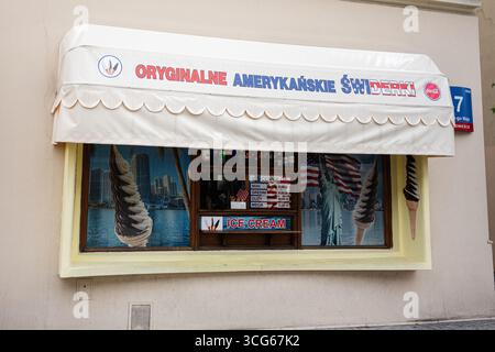 Rzeszow, Polen - 21. August 2025: Ein gemütlicher Eisstand im amerikanischen Stil an einer Ecke in Rzeszow, Polen Stockfoto