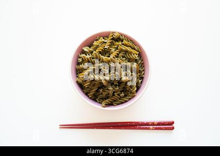 Health Food Konzept, glutenfreie Pasta aus Algen in einer Schüssel auf weißem Hintergrund, Blick von oben Stockfoto
