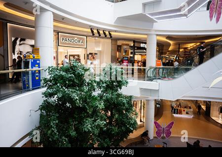 Rzeszow, Polen - 21. August 2025: Innenraum eines hellen Einkaufszentrums Galeria Rzeszow mit verschiedenen Geschäften und einer üppigen Innenanlage Stockfoto