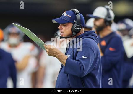 New Orleans, Usa. August 2025. Sean Payton, Cheftrainer der Denver Broncos, ruft am Samstag, den 23. August 2025, im Caesars Superdome in New Orleans, Louisiana, ein Spiel auf. (Foto: Peter G. Forest/SIPA USA) Credit: SIPA USA/Alamy Live News Stockfoto