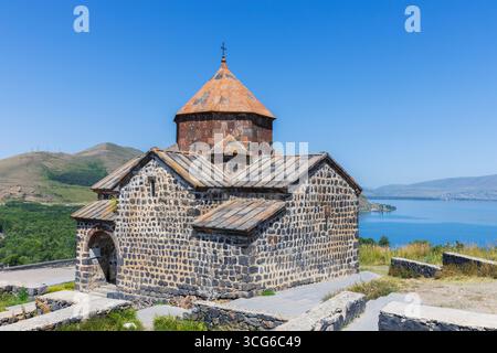 Das aus dem 9. Jahrhundert stammende Sevanavank (Sevan Kloster) in Sevan, Armenien an einem schönen sonnigen Sommertag Stockfoto