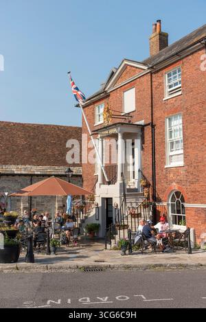 Poole Dorset England Großbritannien. 17.08.2025. Gäste essen an Tischen vor dem alten Zollhaus am Kai im Poole Dorset UK. Stockfoto