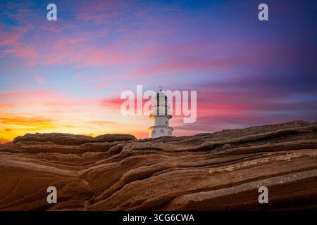 Der Leuchtturm von Trafalgar ragt aus den Felsen am Strand Los Caños de Meca in Cadiz, Andalusien, Spanien Stockfoto