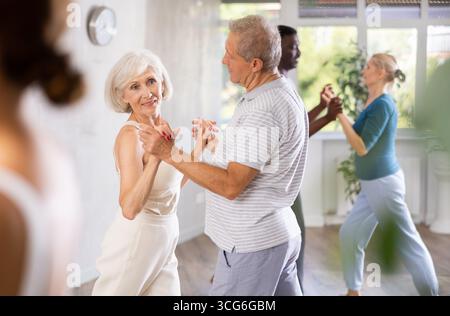 Gruppe multiethnischer Erwachsener, die Gesellschaftstanz tanzt Stockfoto