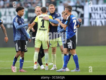 Gladbach, Deutschland. August 2025. firo : 24.08.2025, Fußball: 1.Bundesliga VfL Borussia Mönchengladbach - HSV Hamburg Hamburg Hamburg HSV Hamburg Hamburg Hamburg Daniel Heuer Fernandes Torhüter des HSV Hamburg Hamburg HSV Hamburg Hamburg und Daniel Peretz Torhüter des HSV Hamburg Hamburg Hamburg HSV Hamburg Hamburg Credit: dpa/Alamy Live News Stockfoto