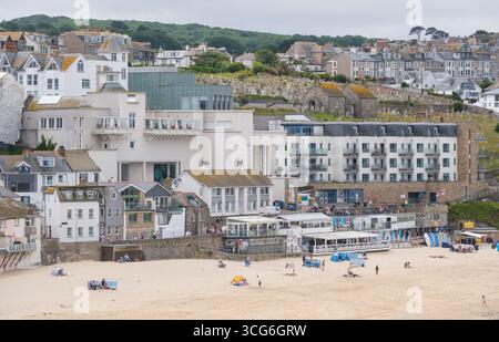St. Ives, Cornwall, England, UK Tate Gallery, umgeben von Dorfhäusern. Porthmeor Beach im Vordergrund. Stockfoto