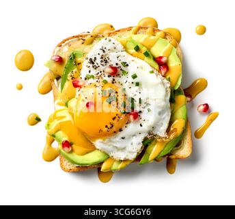 Köstliches gesundes Frühstückssandwich mit Avocado und Spiegelei isoliert auf weißem Hintergrund, Blick von oben Stockfoto