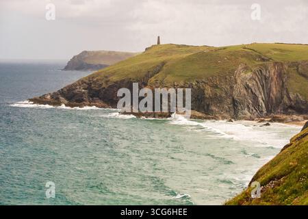 Cornwall, England, UK Coast Trail, Stepper Point Daymark, Baujahr 1830, eine Navigationshilfe für Segler am Tag. Stockfoto