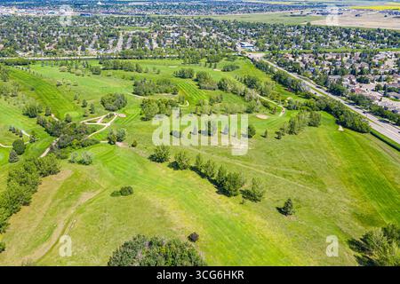 Golfplatz mit grünem, grasbewachsenem Hügel und Bäumen im Hintergrund. Der Golfplatz befindet sich in einem Wohngebiet Stockfoto