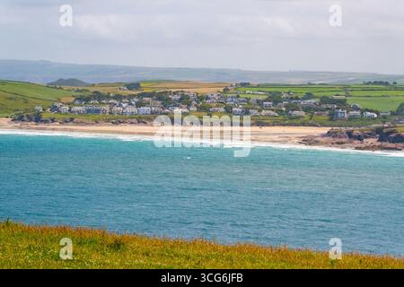 Cornwall, England, Großbritannien Blick vom Coast Path, New Polzeath im Hintergrund über die Mündung des Camel River. Stockfoto