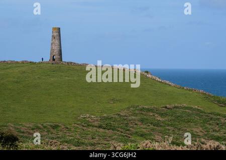 Cornwall, England, UK Coast Trail, Stepper Point Daymark, Baujahr 1830, eine Navigationshilfe für Segler am Tag. Stockfoto