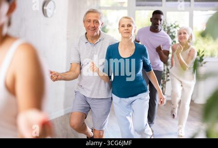 Gruppe multiethnischer Erwachsener, die Gesellschaftstanz tanzt Stockfoto