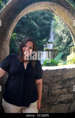 Lateinische Erwachsene Frauen spazieren durch die mexikanische magische Stadt Xilitla in San Luis Potos, die zwischen grüner Vegetation, Wasserfällen und Parkwegen liegt Stockfoto