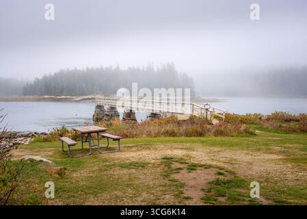 Verlassenes Erholungsgebiet an der Küste von Maine an einem nebeligen Herbstmorgen Stockfoto