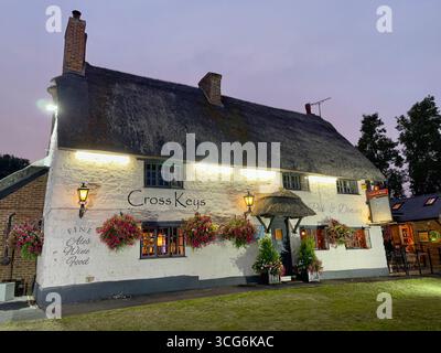 Abendblick auf den Cross Keys Pub, traditionelles strohgedecktes Country inn mit Hängekörben, Woolstone, Milton Keynes, England, Großbritannien Stockfoto
