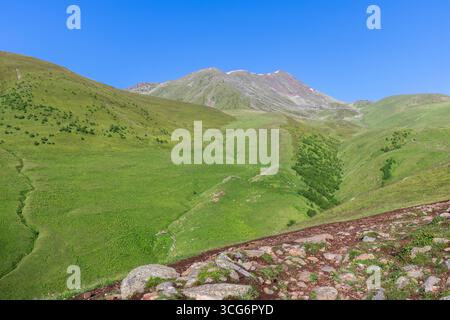 Das Kaukasusgebirge an der Grenze zwischen Georgien und Russland in Stepantsminda, Georgien an einem schönen Sommermorgen Stockfoto